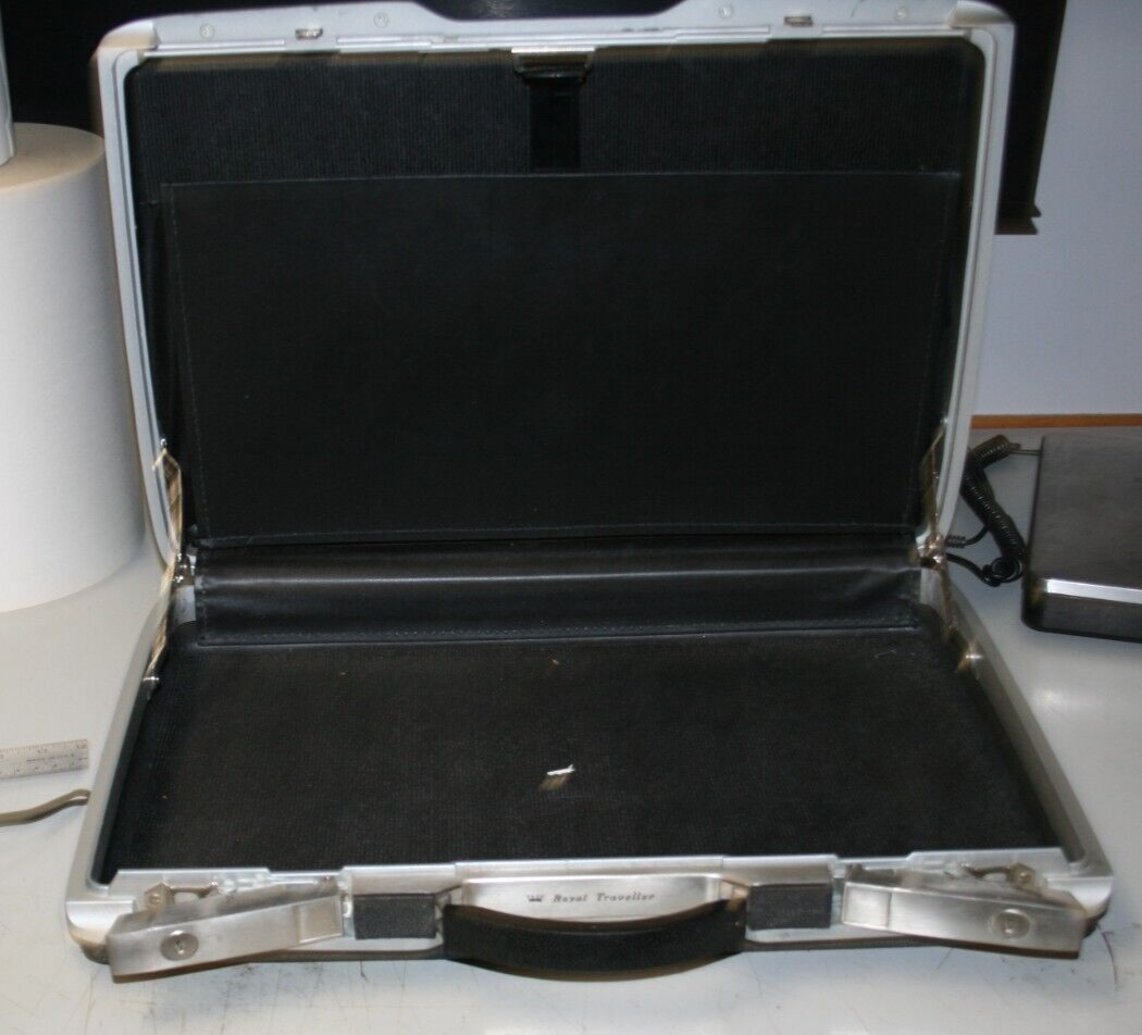 VINTAGE GENTLY USED SAMSONITE ROYAL TRAVLER SLIM HARD SHELL BLACK