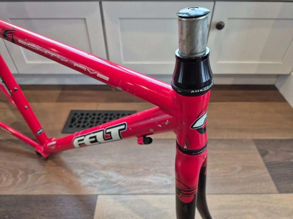 Juego de cuadro de carretera FELT F85 con geometría de carretera compacta (52 cm) Foto 3 de 4