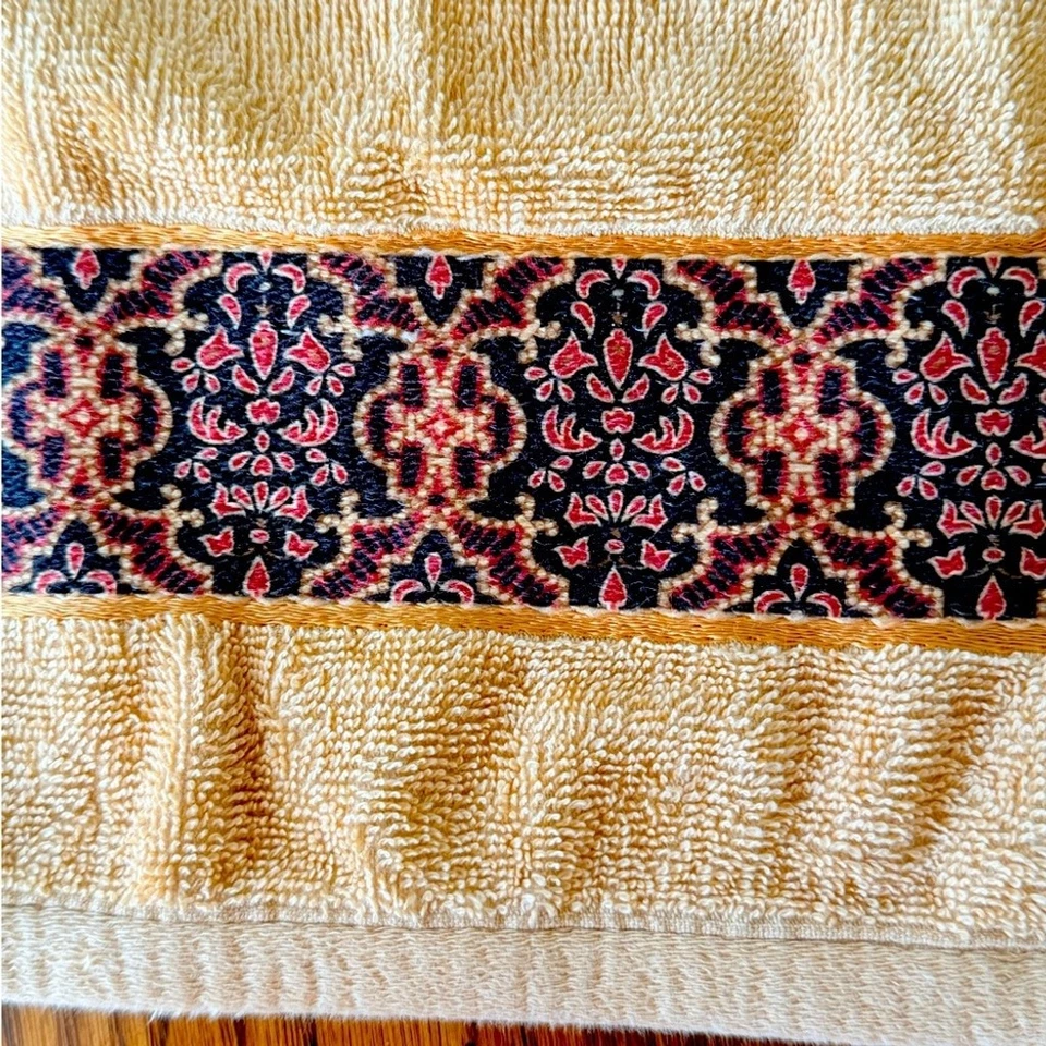 Juego de 2 toallas de mano Waverly de algodón amarillo dorado con detalles rojos y negros Foto 4 de 4