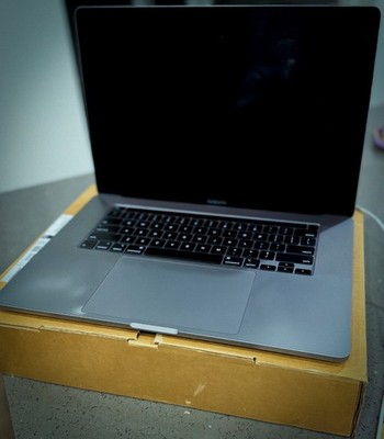 Apple MacBook Pro 16-Inch 2019 2.3 GHz Core i9 1TB SSD 16GB RAM 5500M 4GB GFX