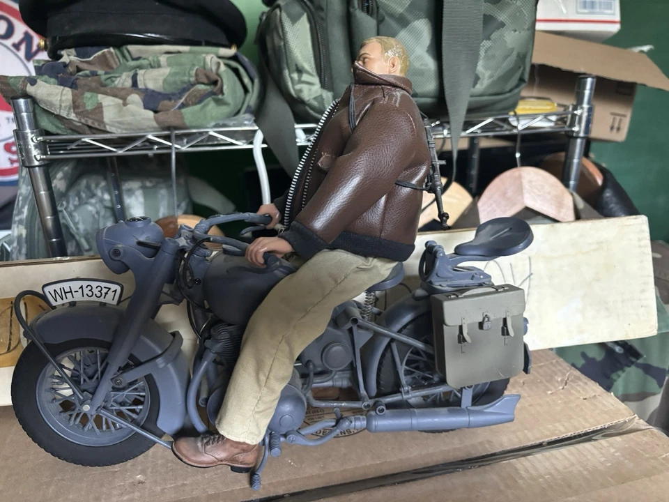 FIGURA DE ACCIÓN DE STEVE MCQUEEN JUGUETES DEL SIGLO XXI EN MOTOCICLETA ALEMANA SEGUNDA GUERRA MUNDIAL Foto 3 de 4