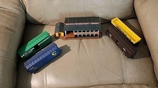 Lot of 5 HO Scale Model Train Cars  Buildings Mixed Brands Boxcars And Side Dum