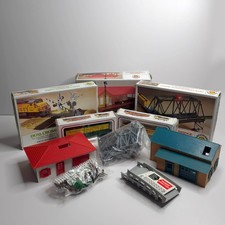 Mixed Lot of Bachmann Building Kits & Cars Op...