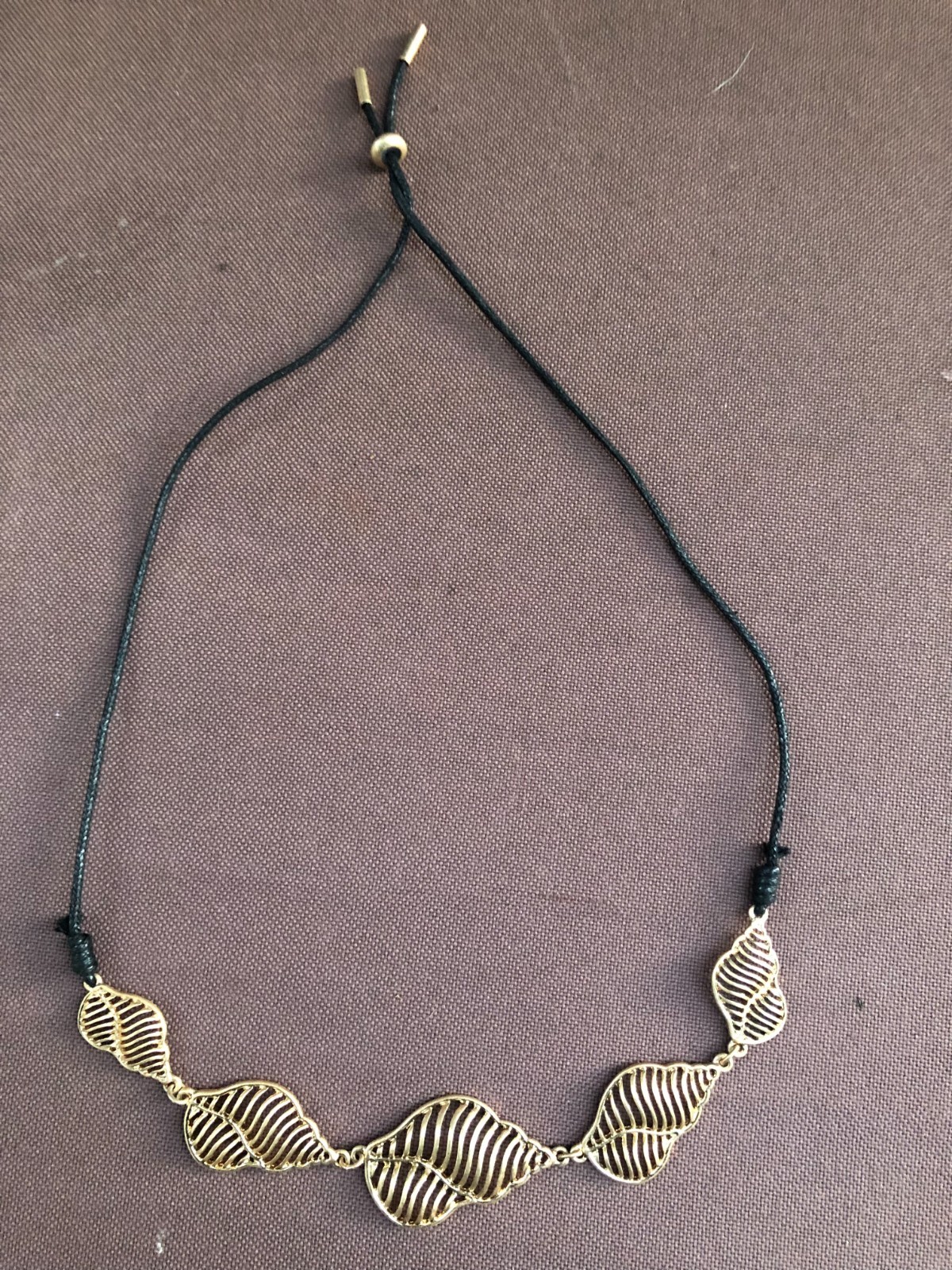String slide necklace with leaf pattern - image 1
