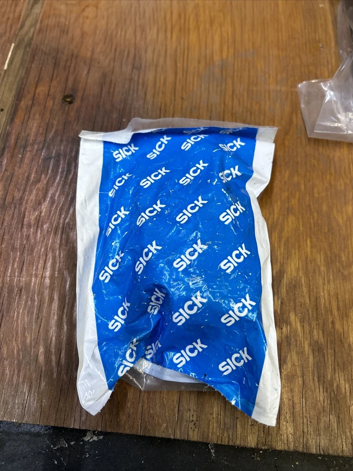 NEW SICK EL-1-E123P02 PHOTOELECTRIC SENSOR W/BRACKET 7029644. IN SLICK PACKAGING - Image 3 of 3
