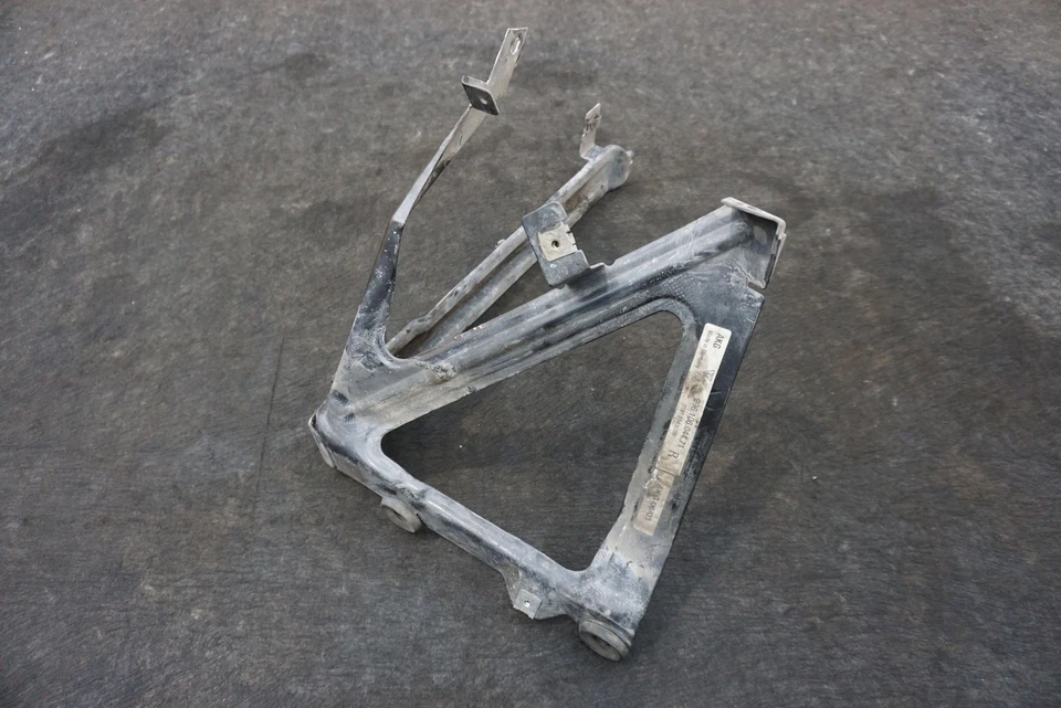 Soporte de montaje de radiador delantero derecho 99610604471 Porsche 911 Turbo 2001-04 Foto 3 de 4