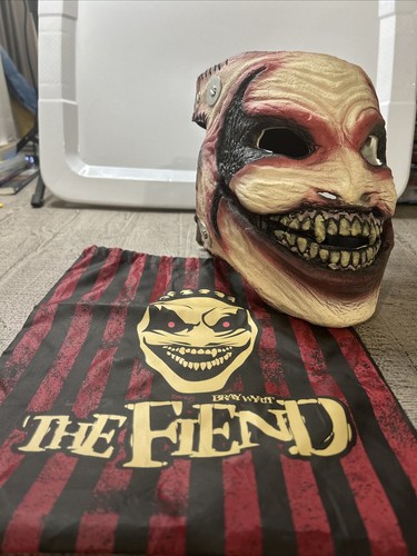 WWE Bray Wyatt The Fiend Maske Deluxe mit Tasche