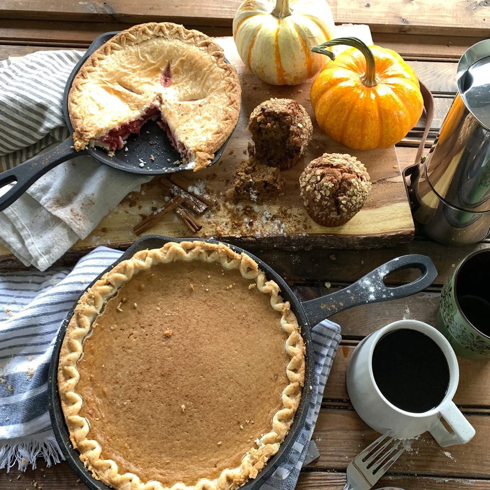 Sartén de hierro fundido Bayou Classic 7430 de 8 pulgadas con caños perfectos para Seari Foto 3 de 4