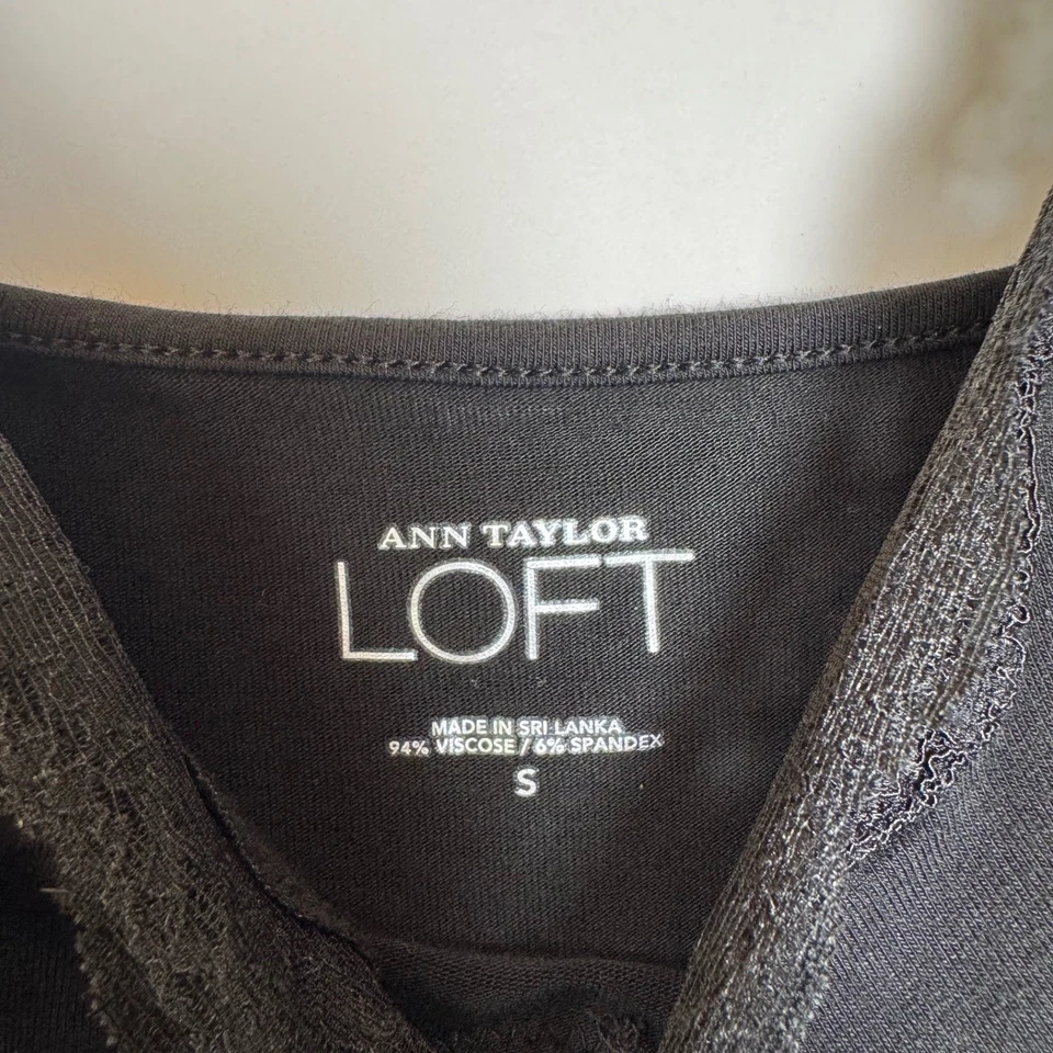 Camiseta sin mangas Ann Taylor LOFT negra con ribete de encaje cami sin mangas informal S Foto 4 de 4