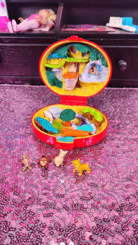1996 Bluebird Toys Polly Pocket The Lion King Pride Rock Compact w/ Figurines