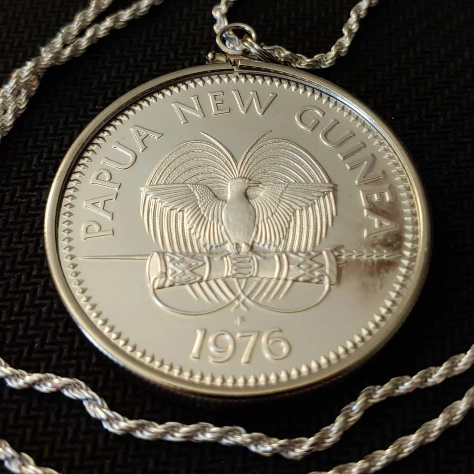 1976 Proof Silver Papua New Guinea Coin Charm & 28" Italian Sterling Rope Chain. - Image 4 of 4