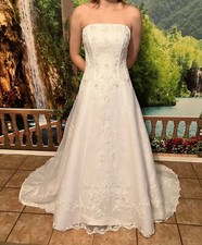 EUC David's Bridal Women's 6 Strapless Beaded Wedding Dress Attached Train V8822