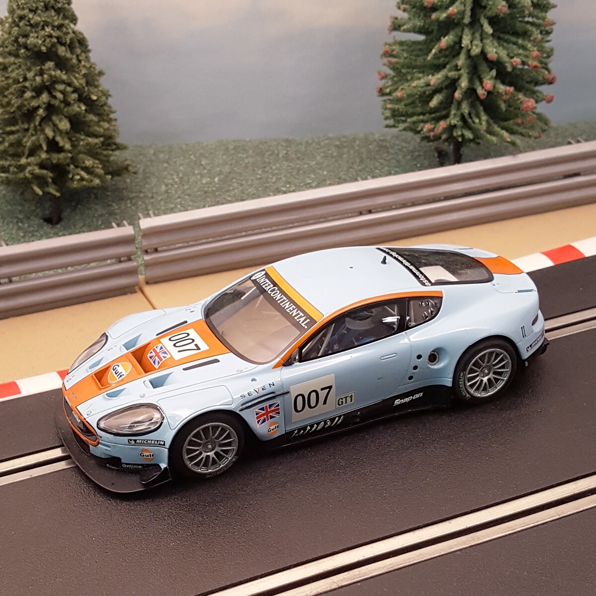 ミニカー ASTON MARTIN DBR9 007 Scalextric Scalextric 1:32 2-Car Gulf Set: Aston Martin DBR9 #009