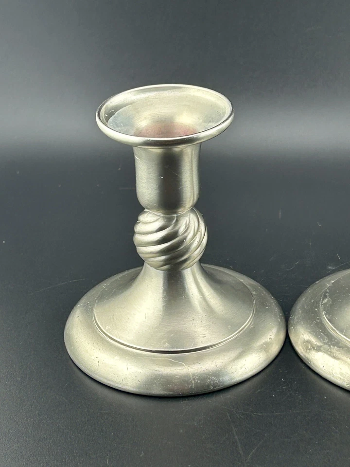 Par de candelabros de peltre Royal Holland de colección 3,75" K.M.D. Tiel Foto 2 de 4