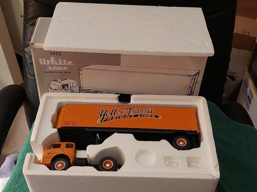 ATTRACTIVE & TOUGH 1ST GEAR 1953 WHITE 3000 TRACTOR, 30 FT TRAILER 1/34 SCALE - Picture 6 of 12