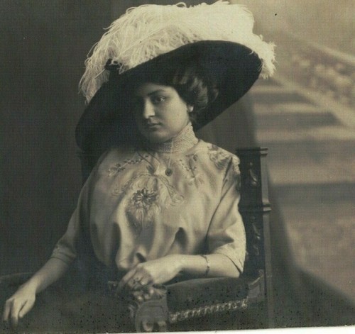 MD1337 VICTORIAN WOMAN, BIG FEATHER HAT 