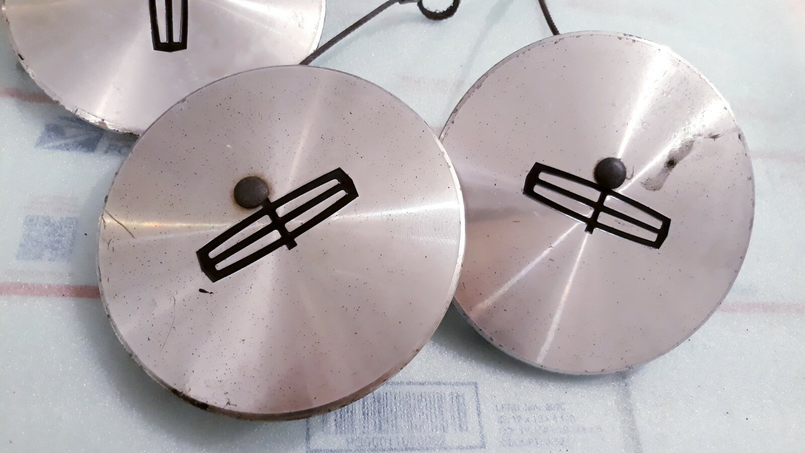 1998 1999 2000 2001 2002 LINCOLN TOWN CAR CENTER CAP YW131A096AA