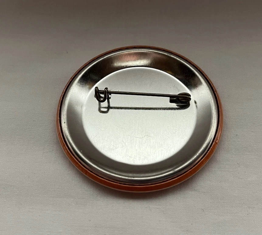 Broche Heathkit Badge I'M A HUGGER Heath User Group HugCon 86 Convenção Traseiro RARO - Imagem 2 de 3