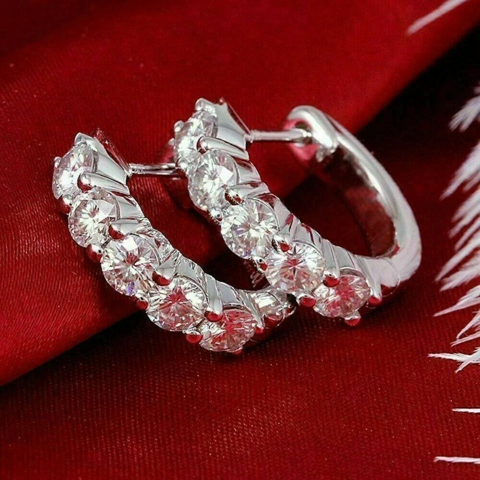 Aretes tipo argolla de diamantes redondos creados en laboratorio de 2 quilates con acabado en oro blanco de 14 quilates Foto 2 de 3