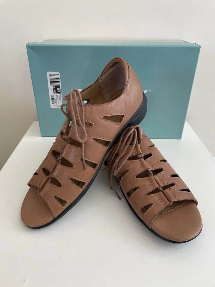 Array Women’s Brown Leather Gladiator Sandals Flats Shoes Size 9 M New On Box  - Image 2 of 4