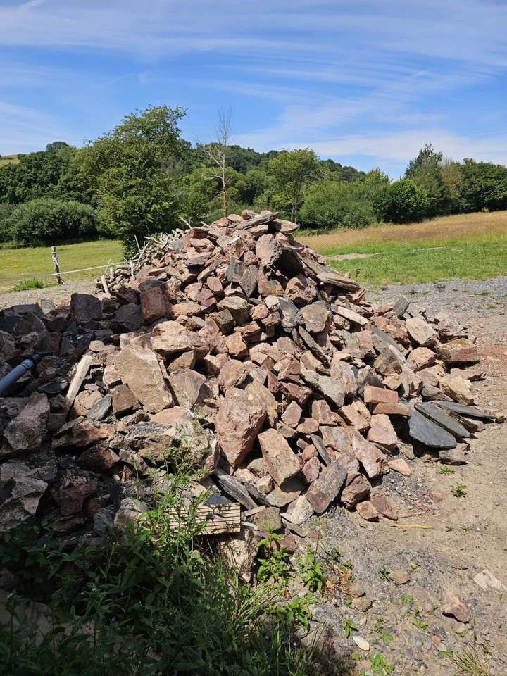 Approx 30 - 40 Tons Good Building Stone - Image 2 of 4