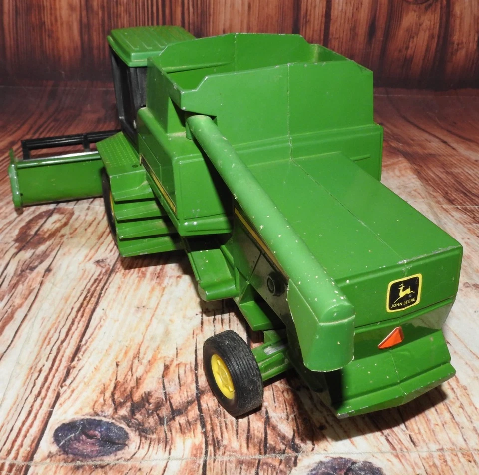 VTG ERTL Diecast Metal John Deere Titan II Combine with Grain Head 11x7x6.5" - Image 3 of 4