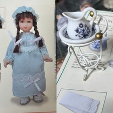 PorzellanPuppe De Agostini 16cm, Kind im Nachthemd + Waschset + Hefte