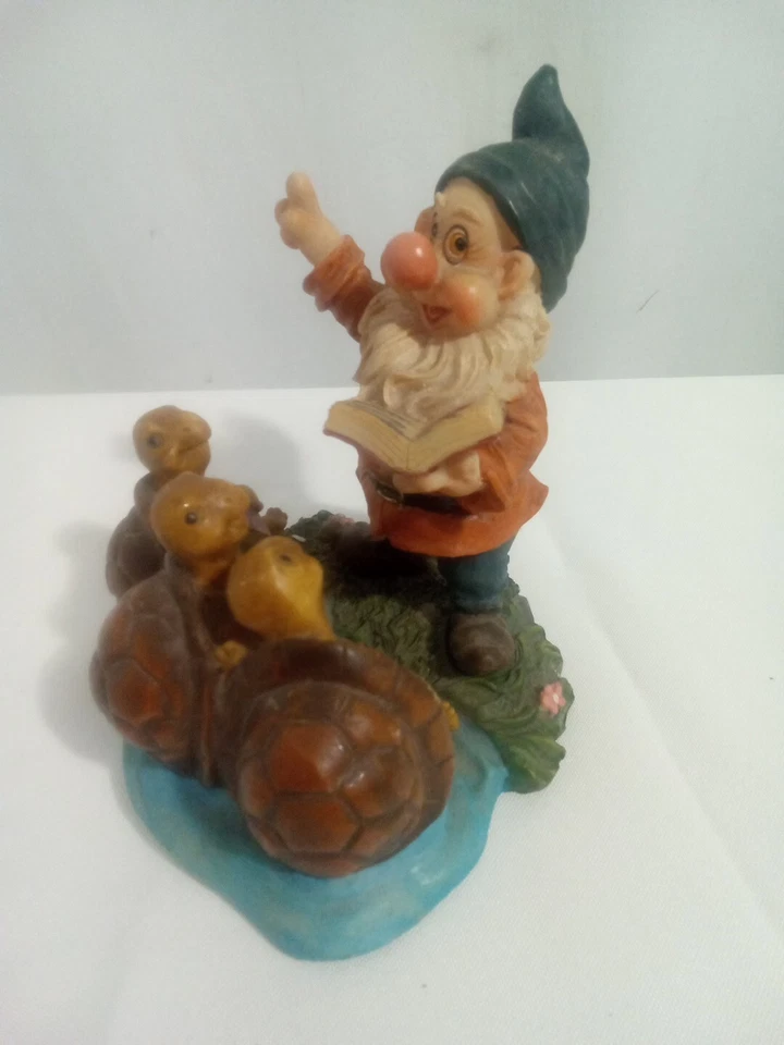 Gnomo de jardín vintage leyendo a sus amigos caracoles Foto 2 de 4