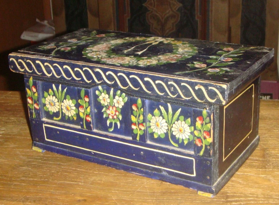 alte bemalte kleine Truhe / Holztruhe / Andenken-Truhe voll m. hunderten Knöpfen - Bild 3 von 4