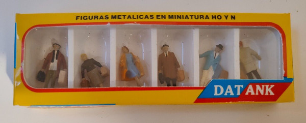 Conjunto de 6 figuras años 70, con abrigo. Escala H0 .Datank ref: 4002