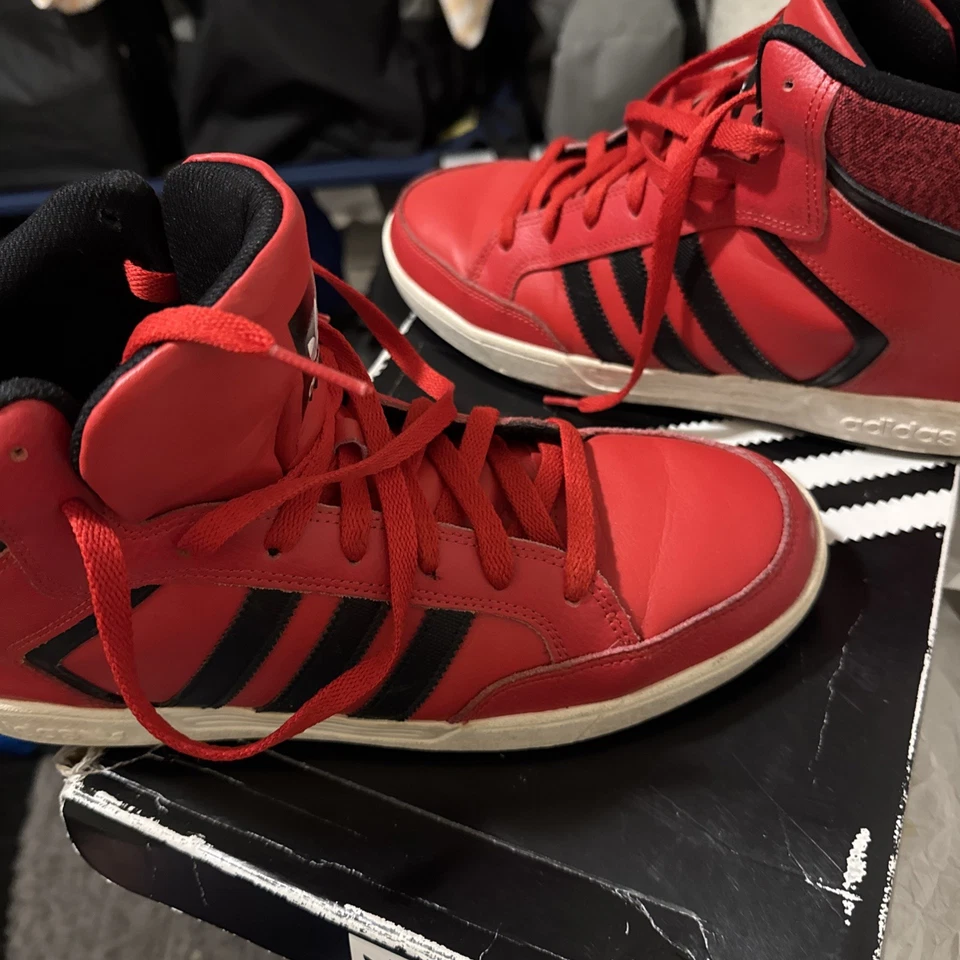 Zapatilla deportiva Adidas Varial Mid de cuero roja y negra, para hombre talla 9,5 Foto 2 de 4