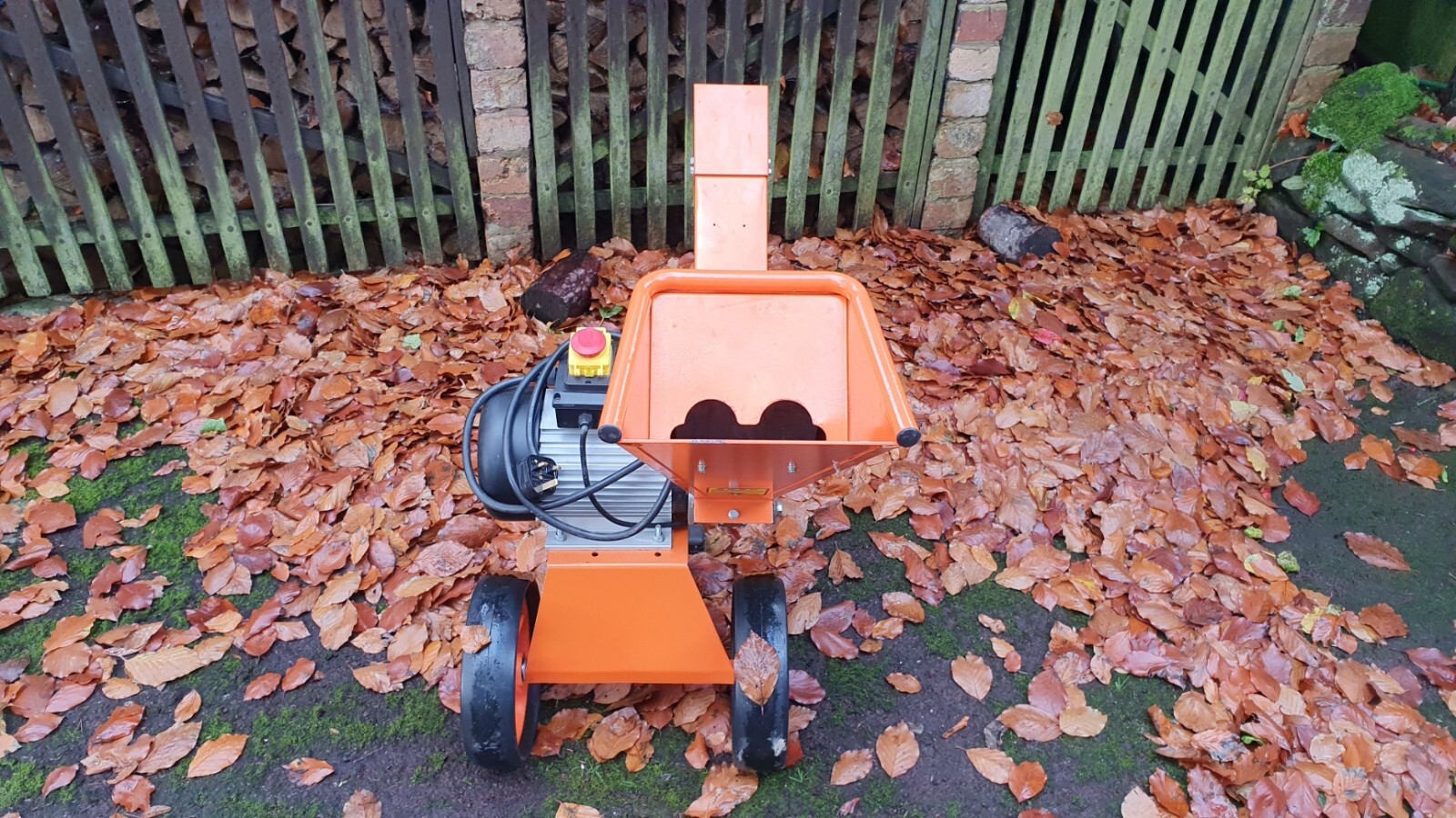 FOREST MASTER FM4DDE Compact 4HP Electric Motor Self Feed Wood Chipper