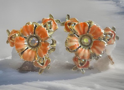 VINTAGE 1980s SIGNED BSK Aurora Borealis Rhinestone Flower Clip Earrings EX29