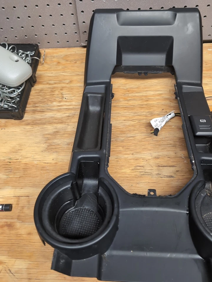 05-09 Land Rover LR3 consola central palanca de cambios bisel de ajuste panel de interruptores múltiples. Foto 3 de 4