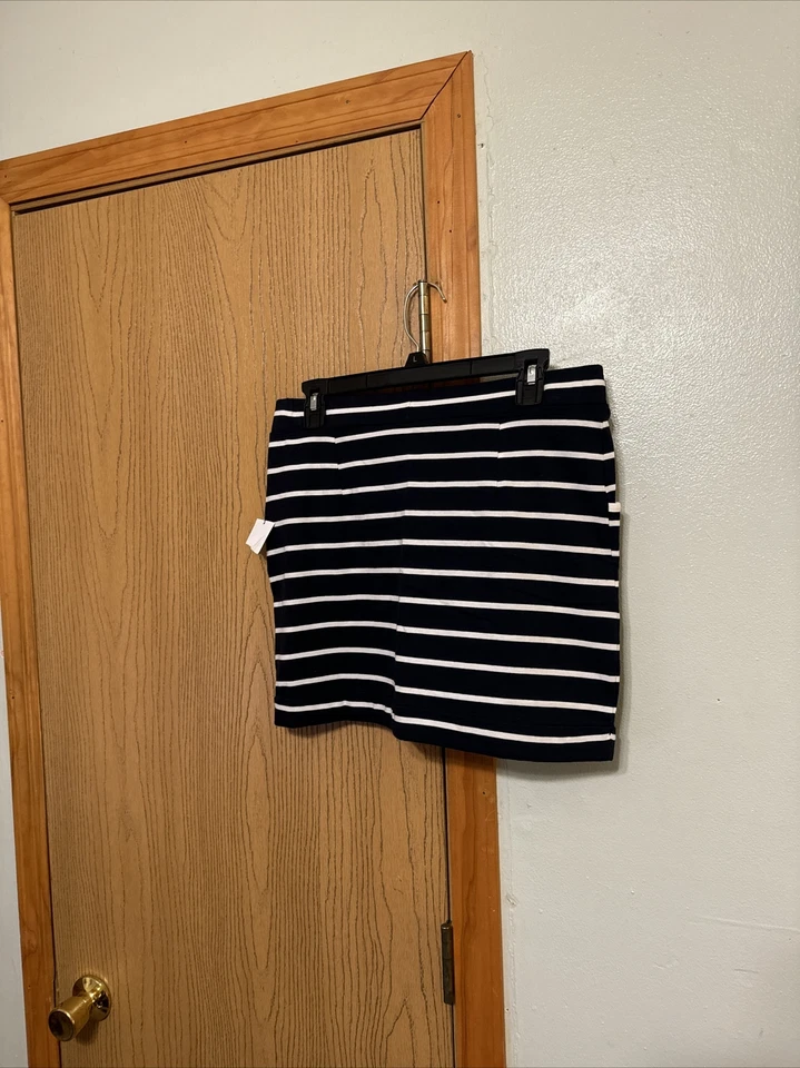 Falda Nautica nueva con etiquetas pequeña azul y blanca con rayas por encima de la rodilla Foto 2 de 4