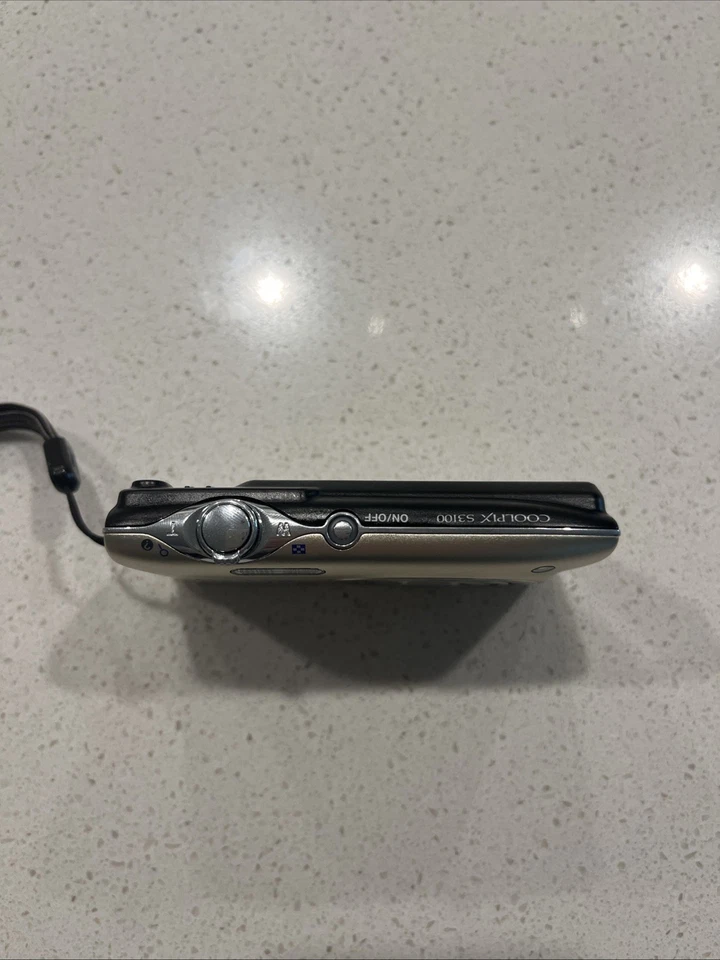 Cámara digital Nikon Coolpix S3100 plateada 14 MP (SOLO para reparación/piezas) Foto 2 de 4