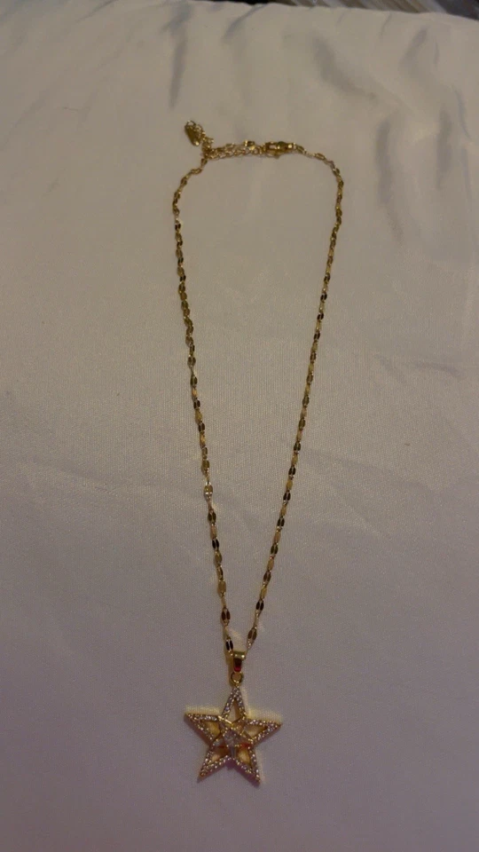 Collar estrella de cuatro puntas chapado en oro con circonitas cúbicas brillantes Foto 2 de 3