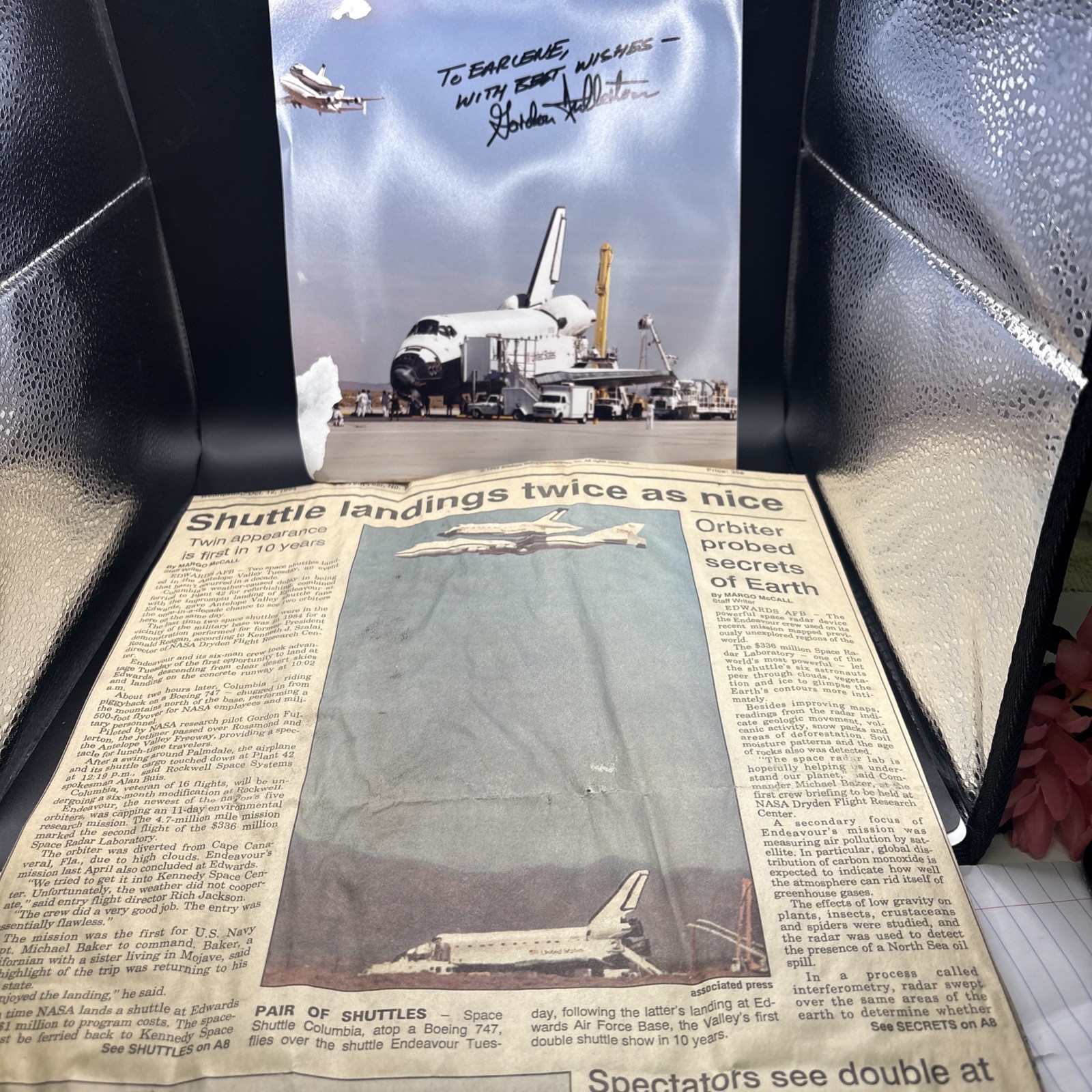 Autografo NASA Shuttle Gordon Fullerton foto firmata + lotto ritagli giornale