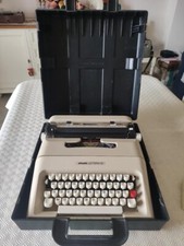 Macchina da scrivere Olivetti lettera 35 con custodia Vintage anni '70.