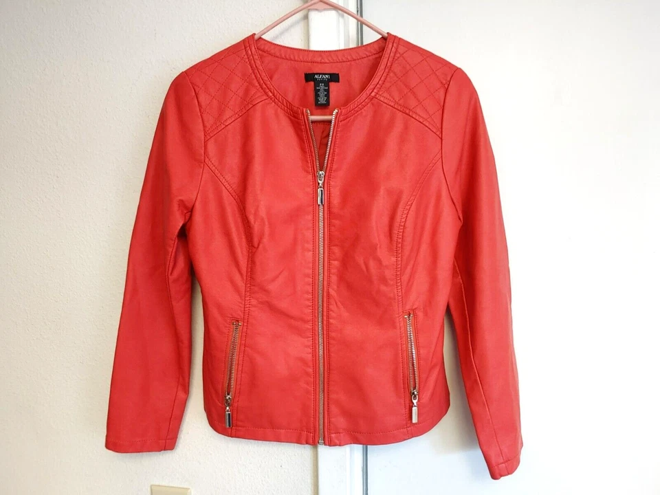 Chaqueta de cuero sintético Alfani para mujer talla PS coral moto Foto 2 de 4