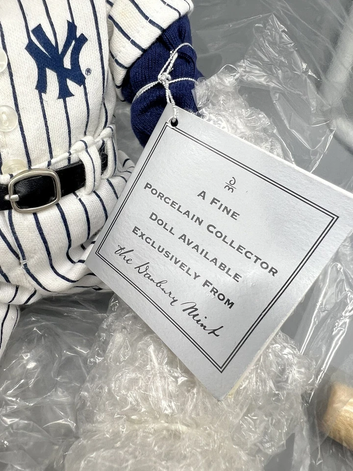 Muñeca de porcelana Tommy de los Yankees de Nueva York con bola de guante de murciélago ¡NUEVA! Foto 2 de 4