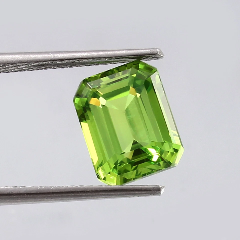 AAA Flawless Ceylon Peridot Green Sapphire Loose Radiant Cut Gemstone 10x8 MM - Image 2 of 4
