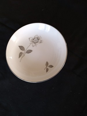 Queens Royal Fine China 5.75'' Berry/Fruit Bowl.                       (130)