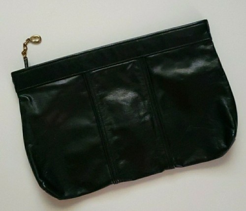 Vintage Leder Clutch Handtasche schwarz oben Reißverschluss hellbraun Futter gebraucht, in einwandfreiem Zustand