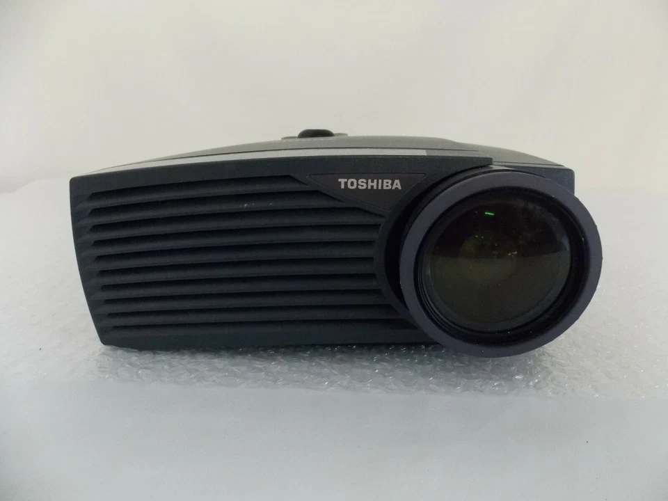 Toshiba DLP TDP-590 DLP  Projector  - Image 4 of 4