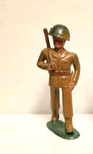 SOLDIER MARCHING W/ RIFLE BARCLAY MANOIL 1