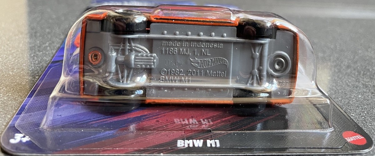 Hot Wheels HW25327 SUPERMAN CUSTOM '52 CHEVY 1:64 Modellino