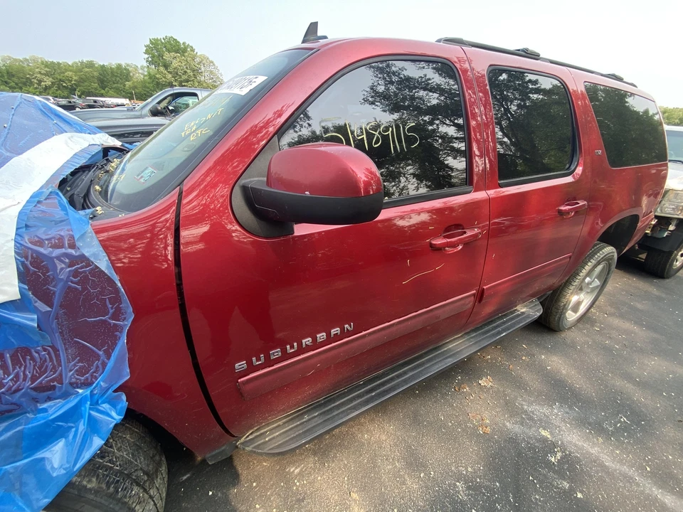 11 12 13 14 SUBURBAN 1500 puerta delantera izquierda Foto 2 de 4
