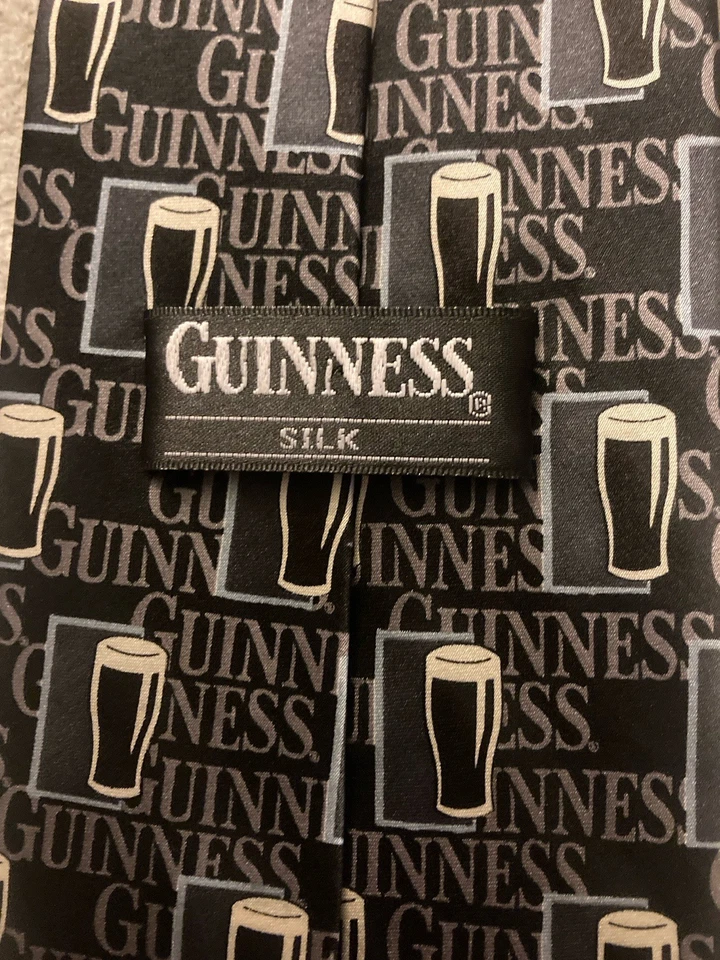 Corbata de vidrio de cerveza Guinness novedad gris negra usada en excelente estado 100 % seda 57”x4” Foto 3 de 4