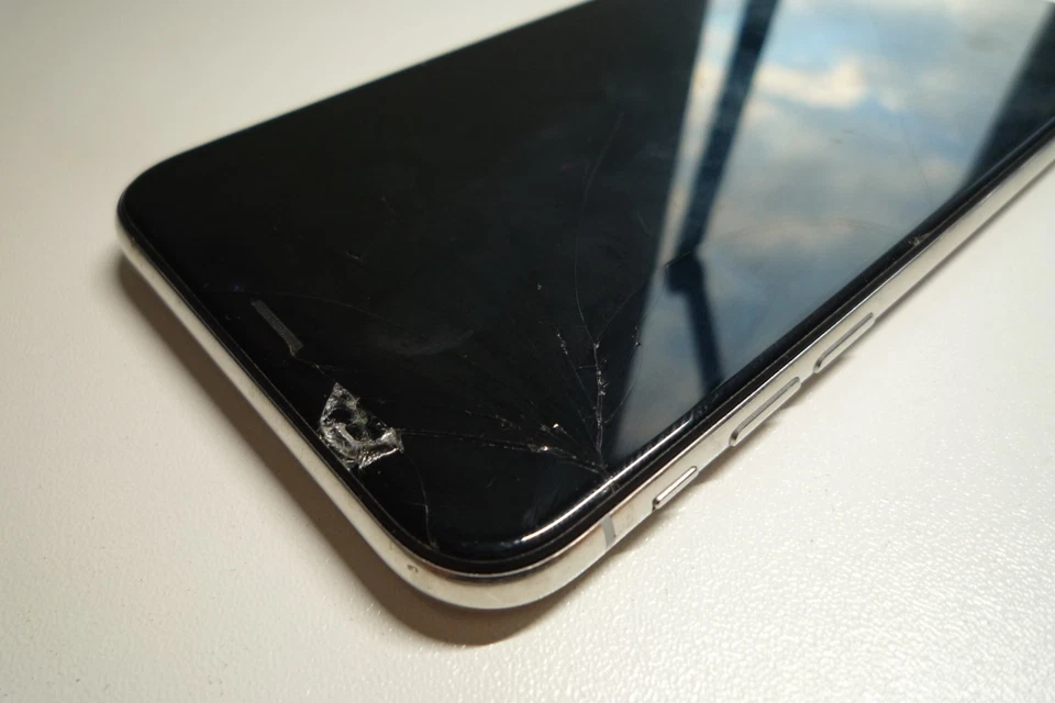 Apple iPhone X - 64GB - Silver (Unlocked) A1901 (GSM) - Image 4 of 4